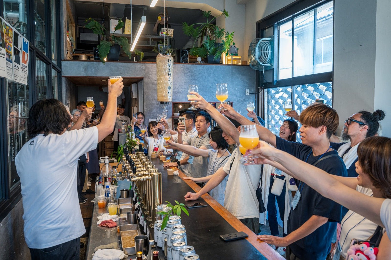 タンクの前で乾杯