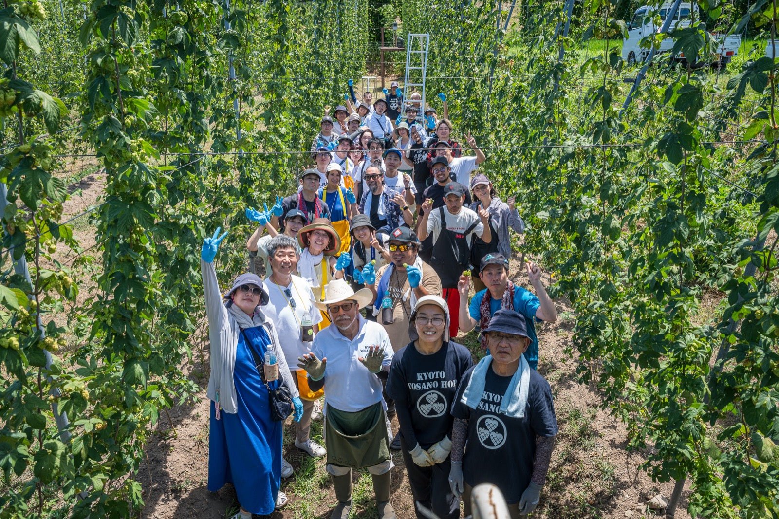 ホップ畑で集合写真